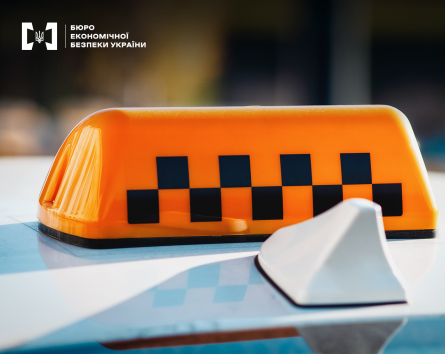 Великим планом світловий помаранчевий покажчик таксі з чорними шашками на даху автомобіля.