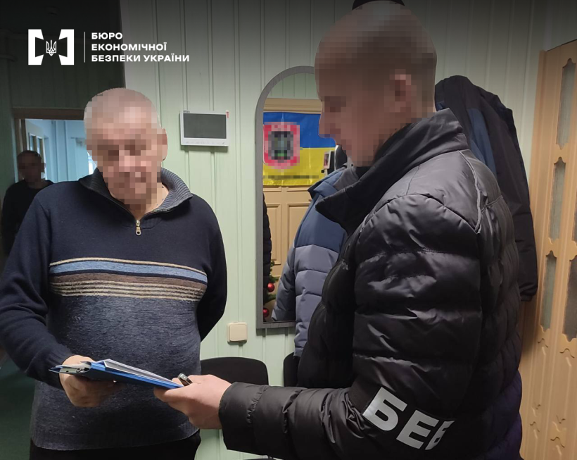 Детектив БЕБ вручає підозру фігуранту справи.