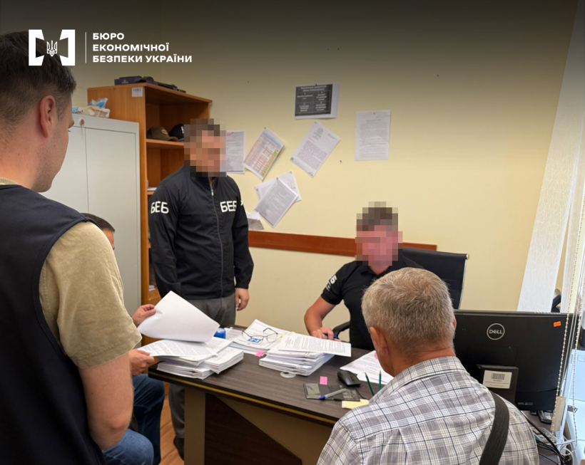 У робочому кабінеті п’ятеро чоловіків. Детективи БЕБ повідомляють про підозру фігуранту справи.