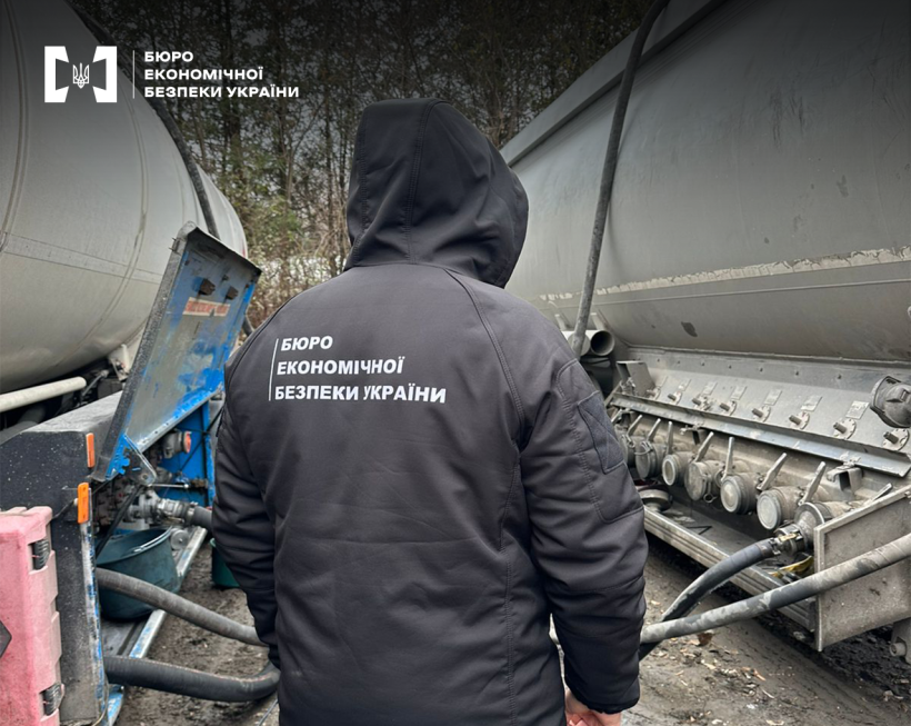 Детектив БЕБ відбирає зразки бензину на експертизу з резервуарів для зберігання паливно-мастильних матеріалів.