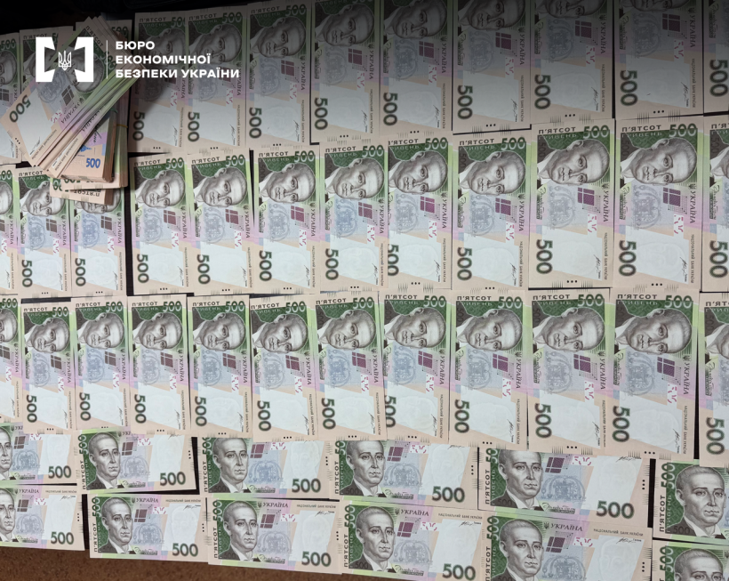 Вигляд зверху. Купюри номіналом 500 гривень розкладені рядами, ліворуч зверху пачка 500-гривневих купюр