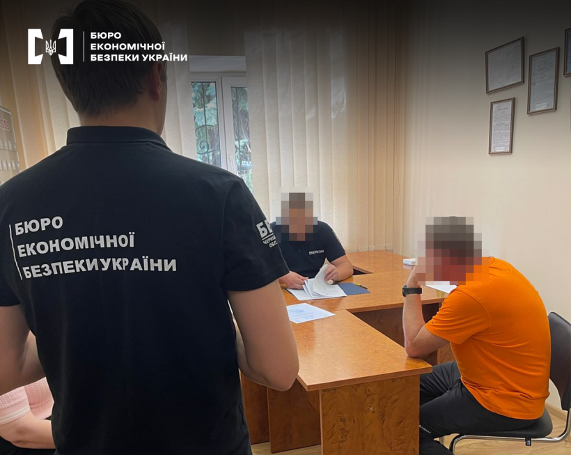 Офісне приміщення. Детектив БЕБ повідомляє про підозру фігурантам справи