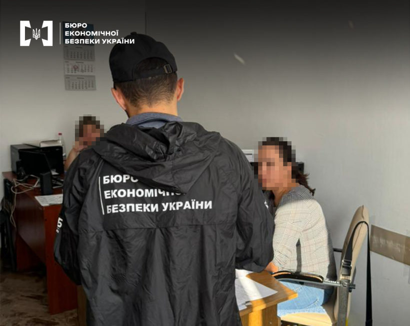 Детектив БЕБ повідомляє про підозру фігурантці справи. Робочий кабінет. За столом сидить ще одна жінка.