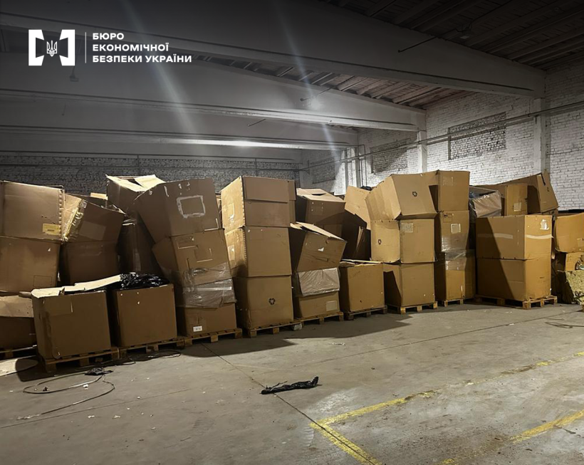 Пусті картонні коробки хаотично складені на палети у складському приміщені