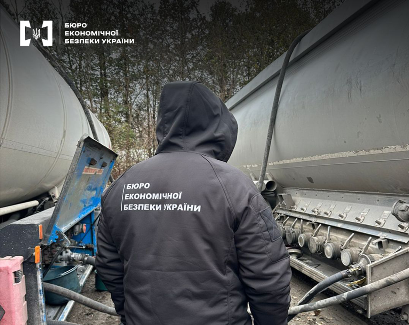 Детектив БЕБ відбирає зразки бензину на експертизу з резервуарів для зберігання паливно-мастильних матеріалів