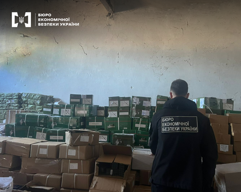 Детектив БЕБ оглядає склад із сотнями зелених та бежевих картонних коробок