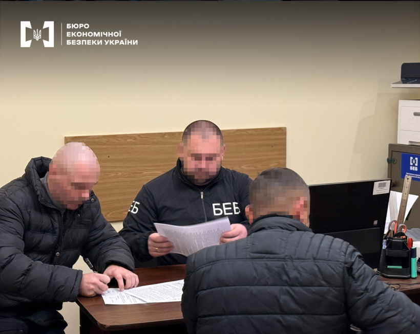 Офісне приміщення. Детектив БЕБ вручає підозру фігурантам справи.