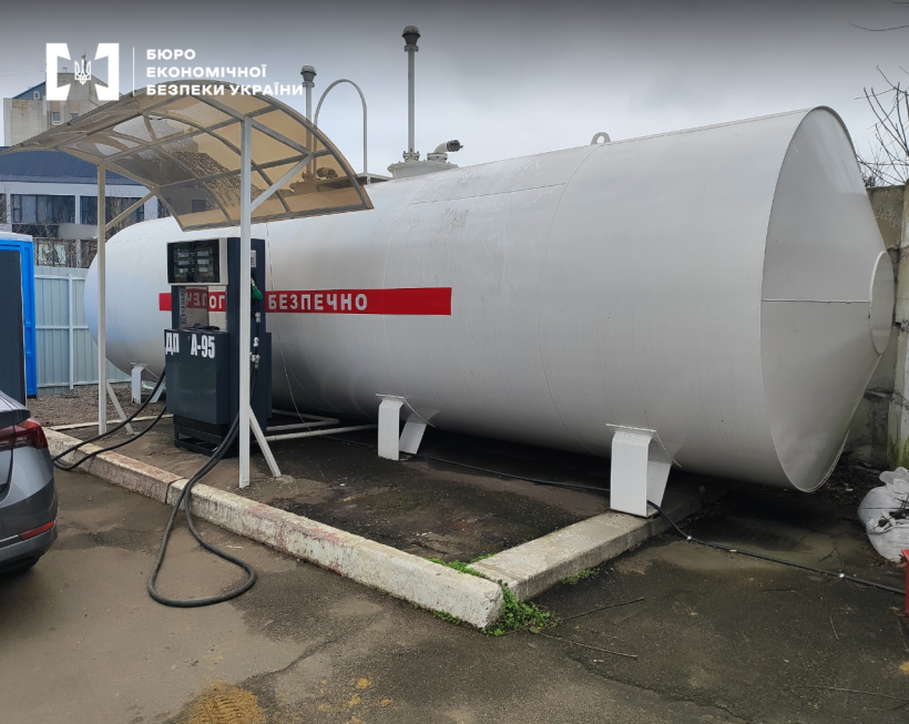A stationary fuel module (mini-filling station) of white color with a large horizontal tank and a fuel dispenser. On the tank, in red color, are the inscriptions: " SAFE "