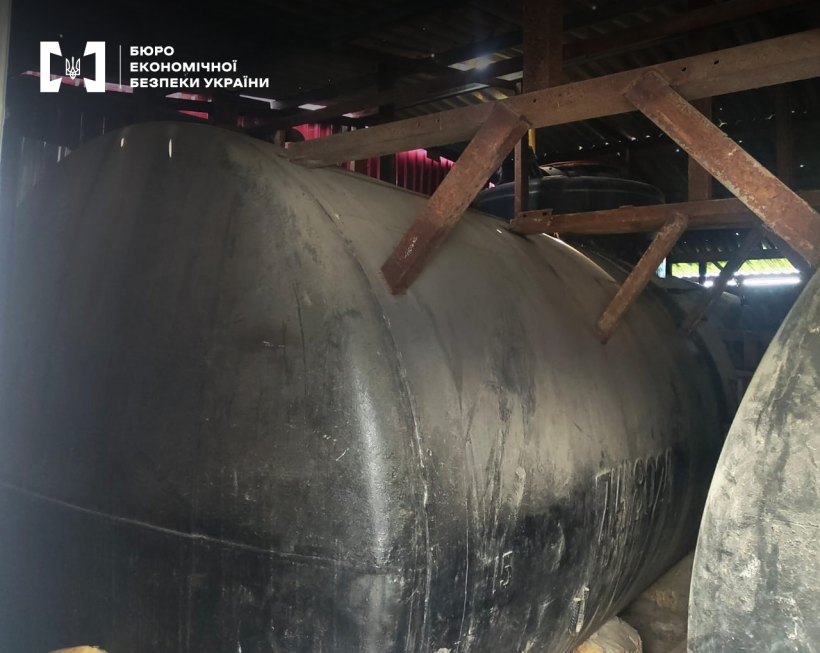 Великим планом об'ємні чорні цистерни, що використовувалися для зберігання фальсифікованого пального.