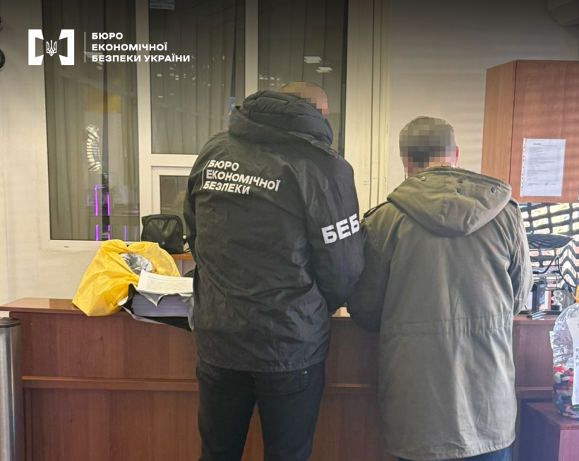 Детектив БЕБ вручає підозру фігуранту справи