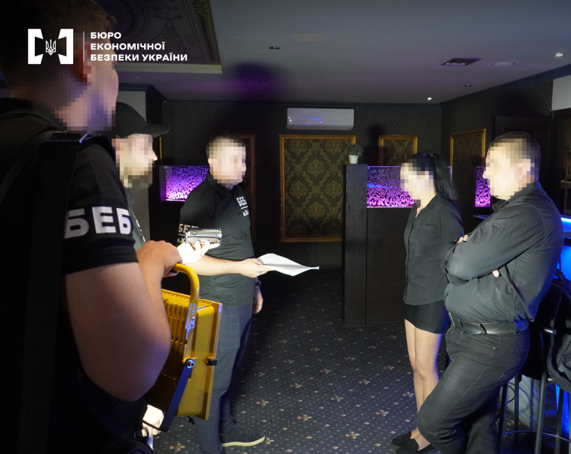 Слідчі дії у незаконному гральному закладі: детективи БЕБ ознайомлюють з ухвалою про обшук адміністраторів закладу.