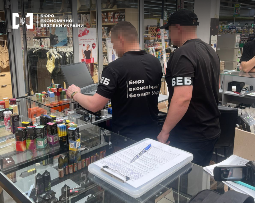 Детективи БЕБ проводять обшук в торговій точці з продажу електронних сигарет та супутніх товарів