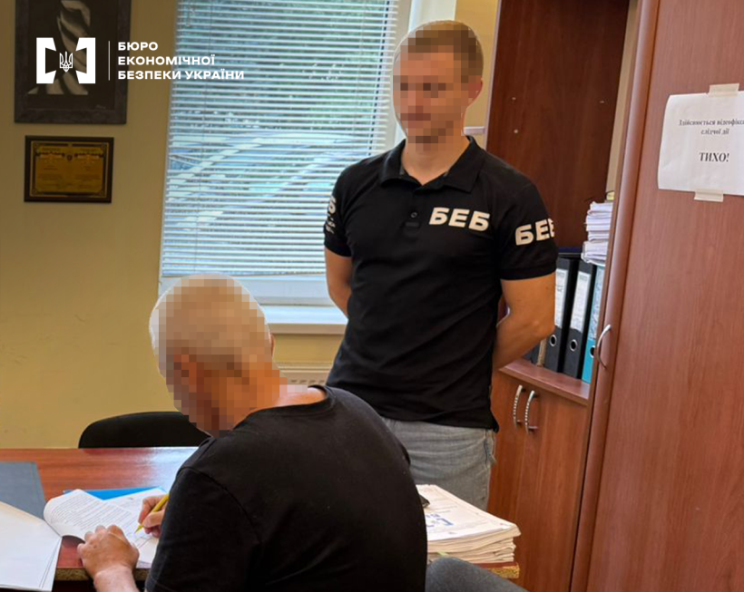 Робочий кабінет. Детектив БЕБ вручає підозру фігуранту справи.