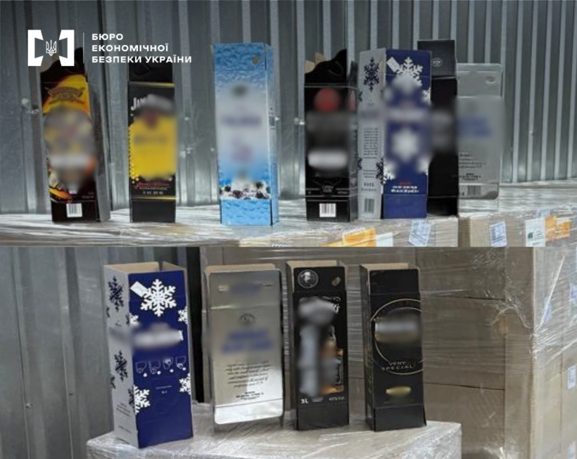 Фотоколаж із двох кадрів: коробки з фальсифікованим алкоголем відомих брендів. Торгові марки та назви заблюрено.