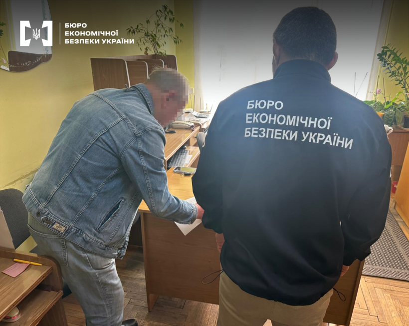 Офісне приміщення. Детектив БЕБ вручає підозру фігуранту справи.