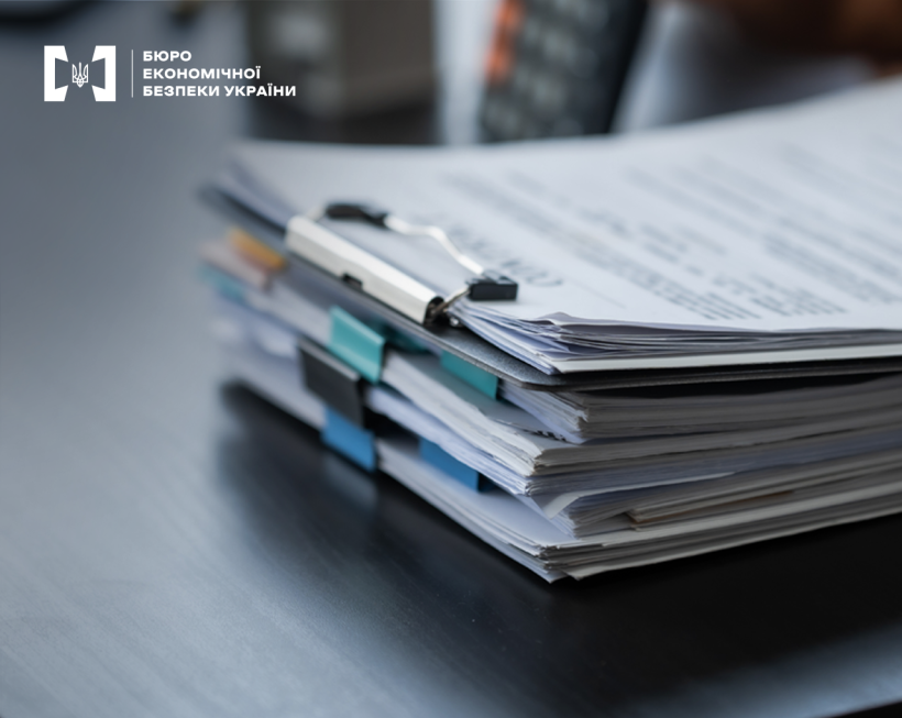 Великим планом стоc документів із різнокольоровими затискачами на робочому столі