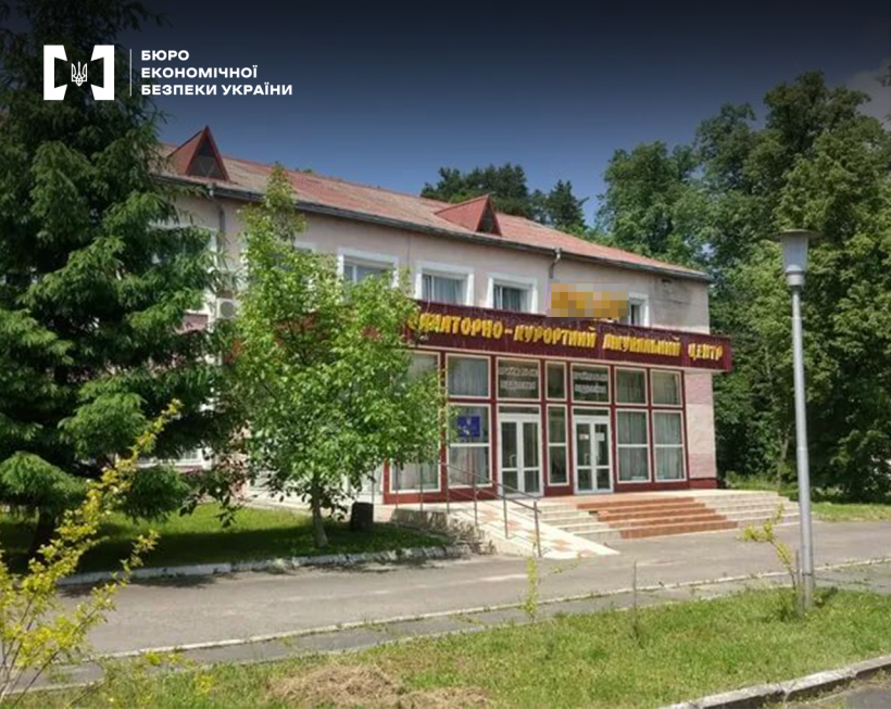 Двоповерхова будівля серед зелених насаджень. На вхідній групі напис: «Санаторно-курортний лікувальний центр»