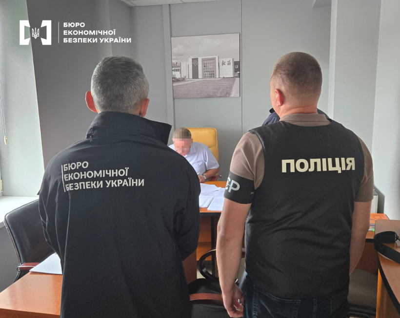 Робочий кабінет. Детектив БЕБ у присутності поліцейського повідомляє фігурантові справи про підозру.