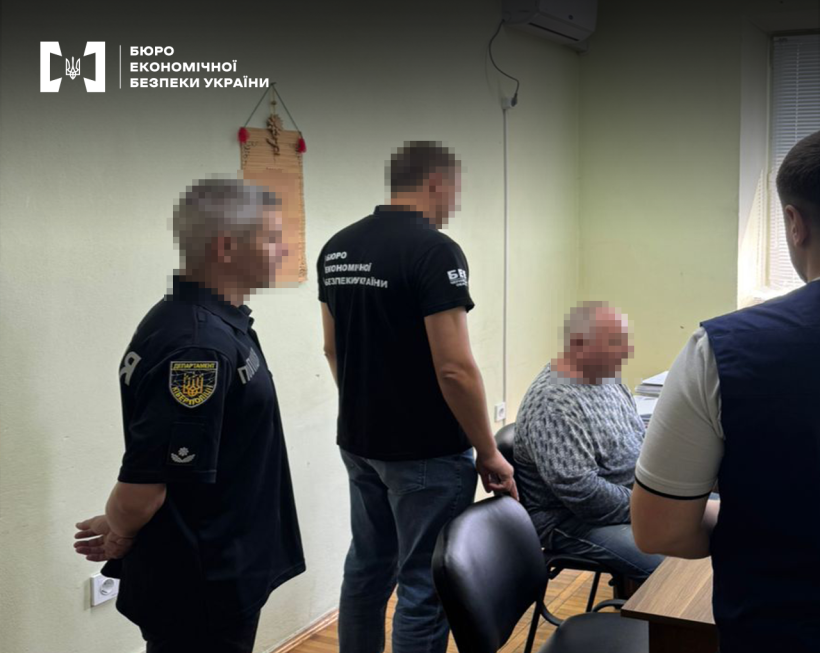 Детектив БЕБ повідомляє про підозру фігуранту справи. Поруч працівники Чернівецької кіберполіції та прокуратури