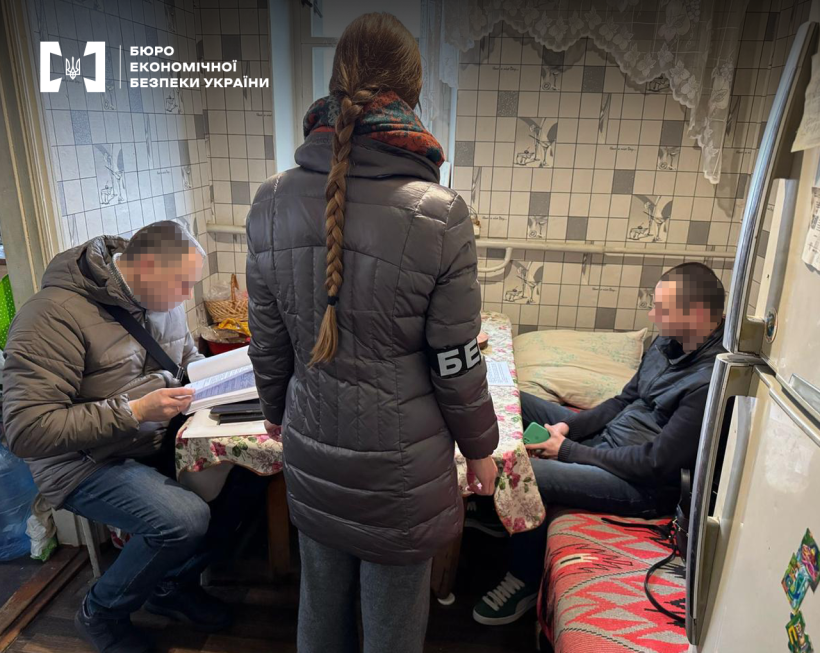 Жінка - детектив БЕБ оголошує підозру фігуранту справи.
