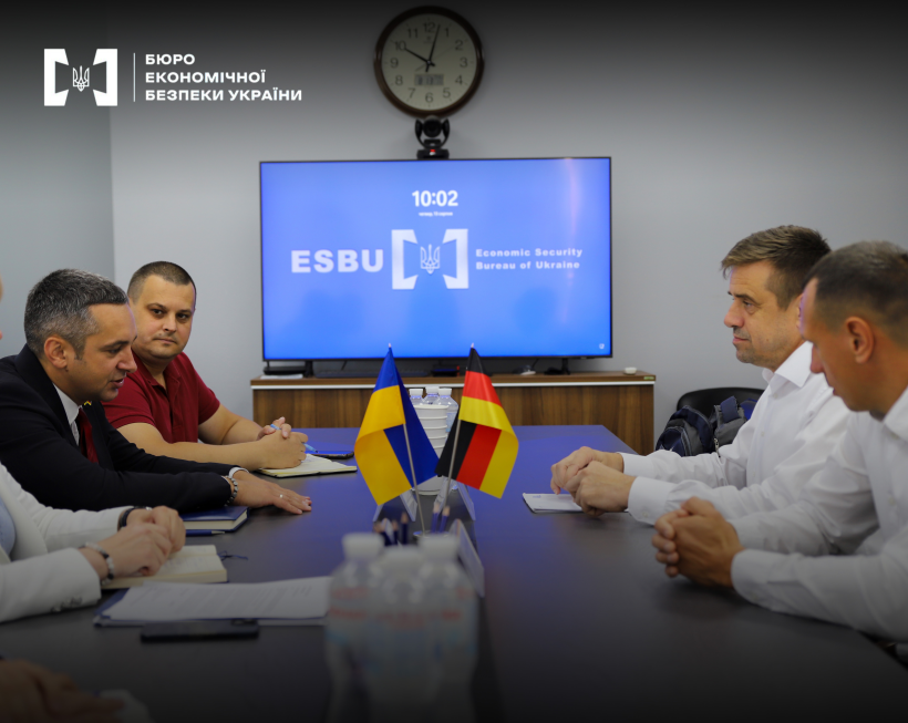 Конференц зал. Робоча зустріч керівництва БЕБ на чолі з Тарасом Щербаєм із партнерами з Німеччини. На столі прапорці України та Німеччини