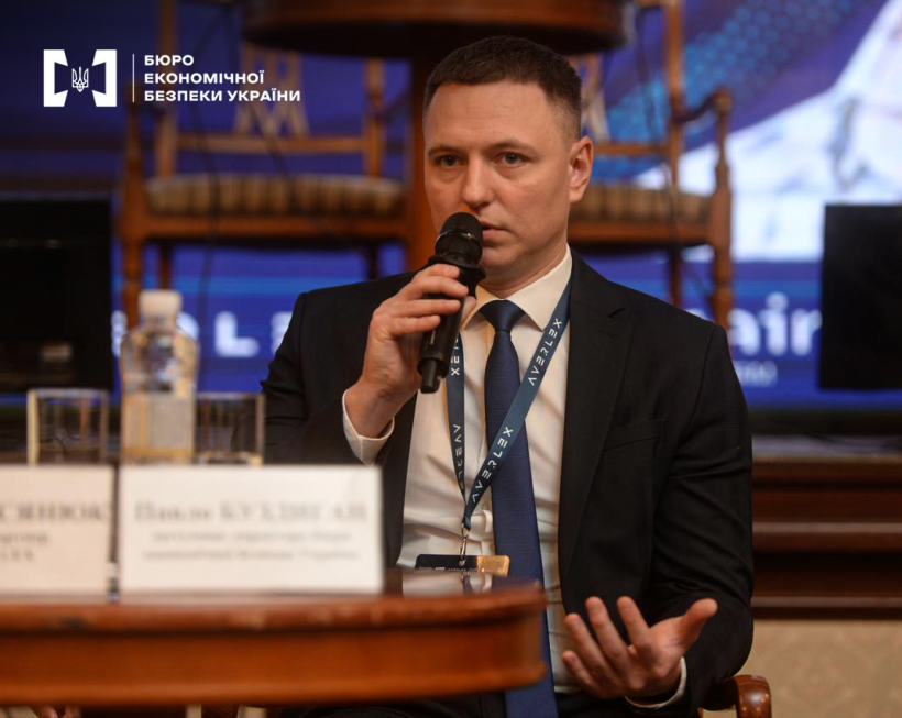 The Deputy Director of the ESBU, Pavlo Buzdyhan, speaks with a microphone at the Business Protection Forum.
