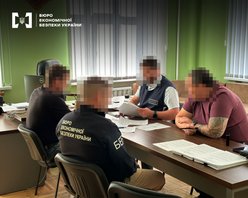 Офісне приміщення. Детектив БЕБ вручають підозру фігуранту справи. Присутній працівники правоохоронних органів.