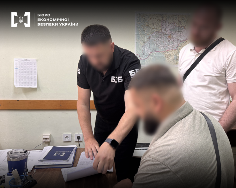 Детектив БЕБ відбирає пояснення у фігурантів справи у робочому кабінеті.