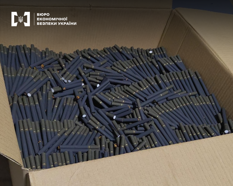 Відкритий картонний ящик з великою кількістю сигарет синього кольору з сірим фільтром