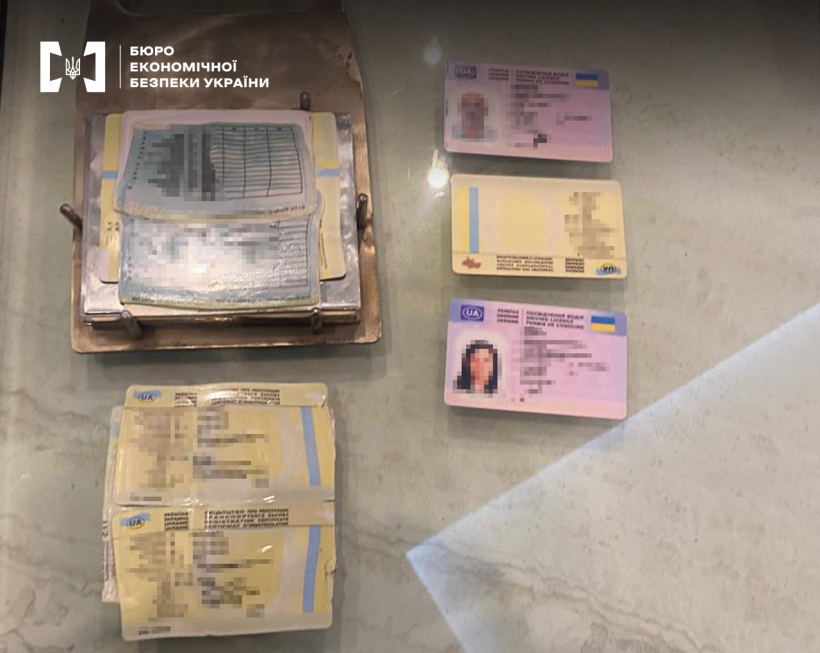 Великим планом підроблені водійські посвідчення та свідоцтва про реєстрацію транспортних засобів.