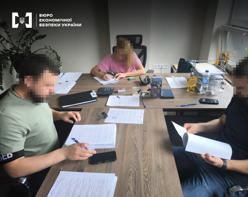 Офісне приміщення. Детектив БЕБ оголошує підозру фігурантам справи.
