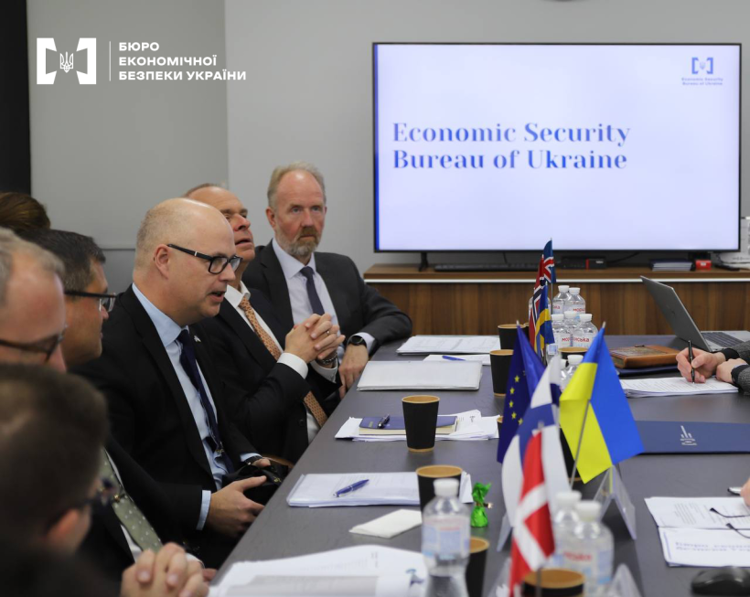 Генеральні директори митних служб країн Північної Європи за столом у процесі обговорення. Позаду екран з написом: «Economic Security Bureau of Ukraine»