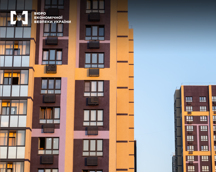 Великим планом два фрагменти поруч розташованих будинків сучасного житлового комплексу з однаковими кольоровими фасадами.