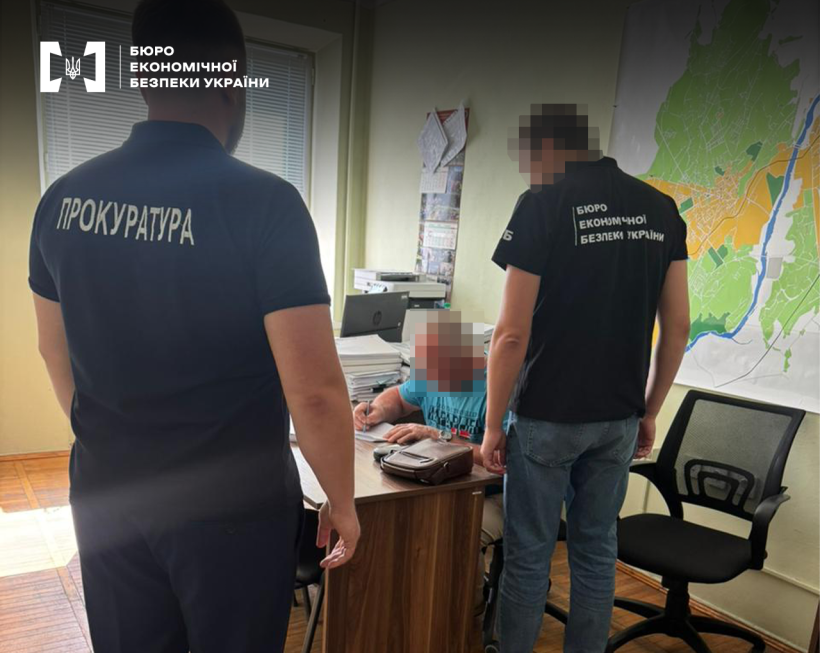 Робочий кабінет. Детектив БЕБ та працівник прокуратури повідомляють про підозру фігуранту справи.