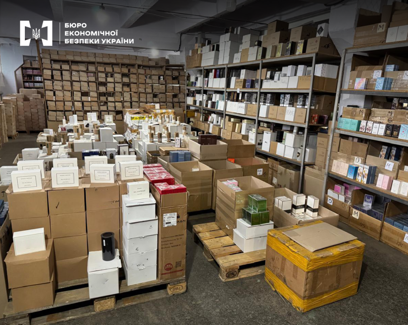 Склад заповнений готовою продукцією. На полицях і підлозі підроблені  парфуми, косметика в упаковці відомих торгових марок у картонних ящиках і без.