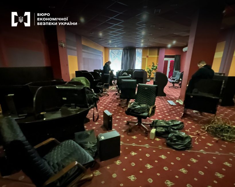 Детективи БЕБ проводять обшук у нелегальному гральному закладі. У просторому залі у безладі чорні шкіряні крісла, комп’ютери, чорні пакунки.