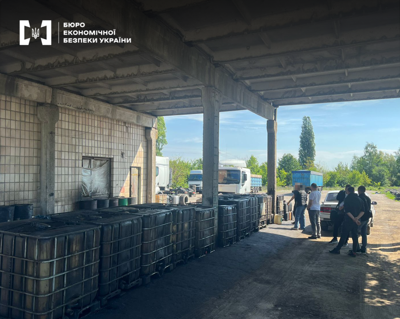 Детективи БЕБ проводять обшук на промисловому об'єкті. Велика кількість пального в контейнерах типу «євро-куб», складених у ряд під бетонним навісом.