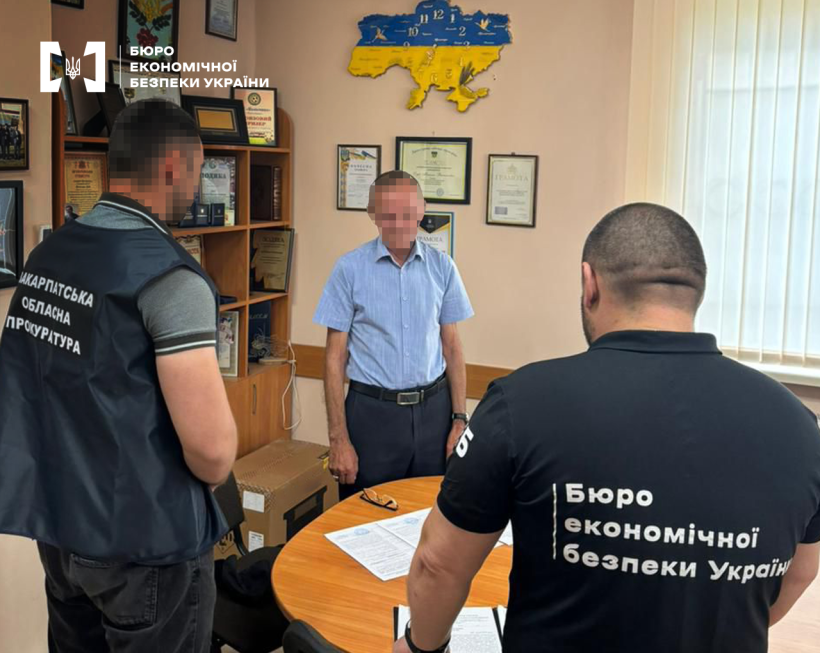 Троє чоловіків у кабінеті. Детектив БЕБ та працівник прокуратури проводять слідчі дії.