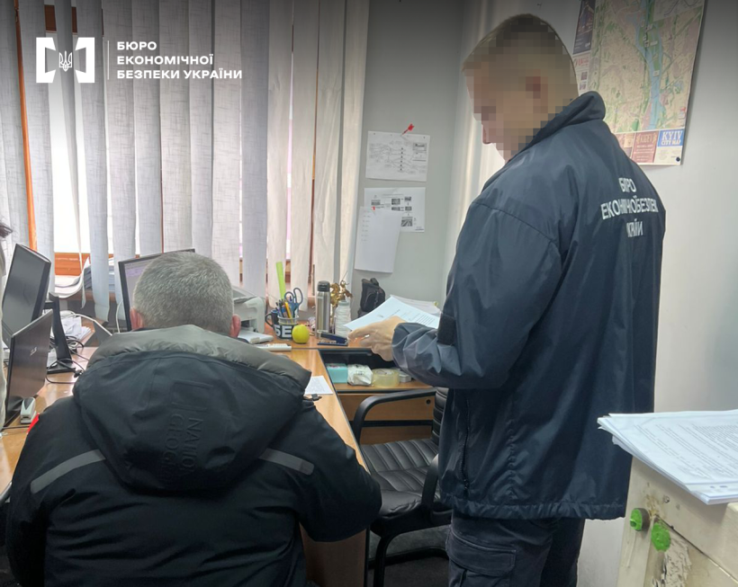 Офісне приміщення. Детектив БЕБ вручає підозру фігуранту справи.