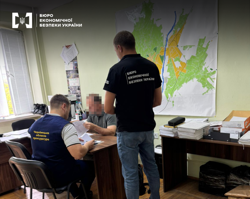 Детектив БЕБ та працівник Чернівецької обласної прокуратури повідомляють про підозру фігуранту справи у робочому кабінеті.