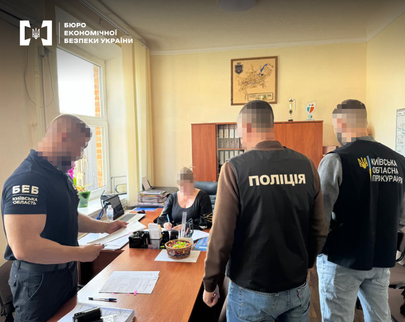 Робочий кабінет. Детектив БЕБ в присутності працівників прокуратури та поліції повідомляє про підозру фігурантці справи.