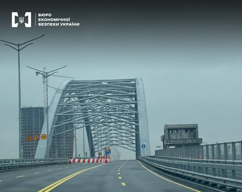 Частина аркового мосту — однієї з ключових споруд Подільського мостового переходу. На мосту пуста автомобільна дорога, яка частково закрита на ремонт.