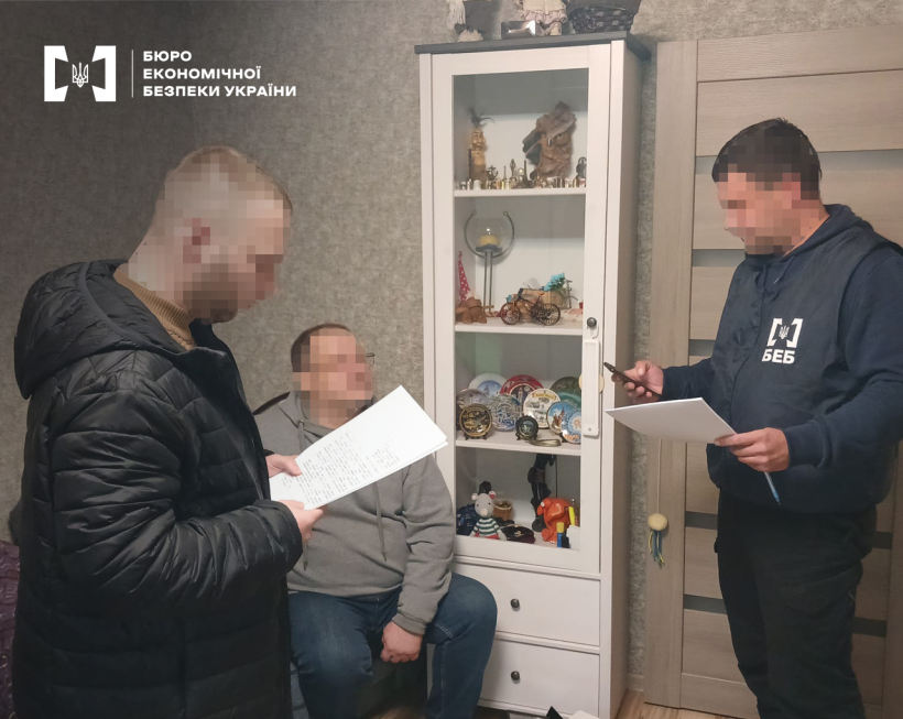 Детективи БЕБ оголошують підозру фігуранту справи.