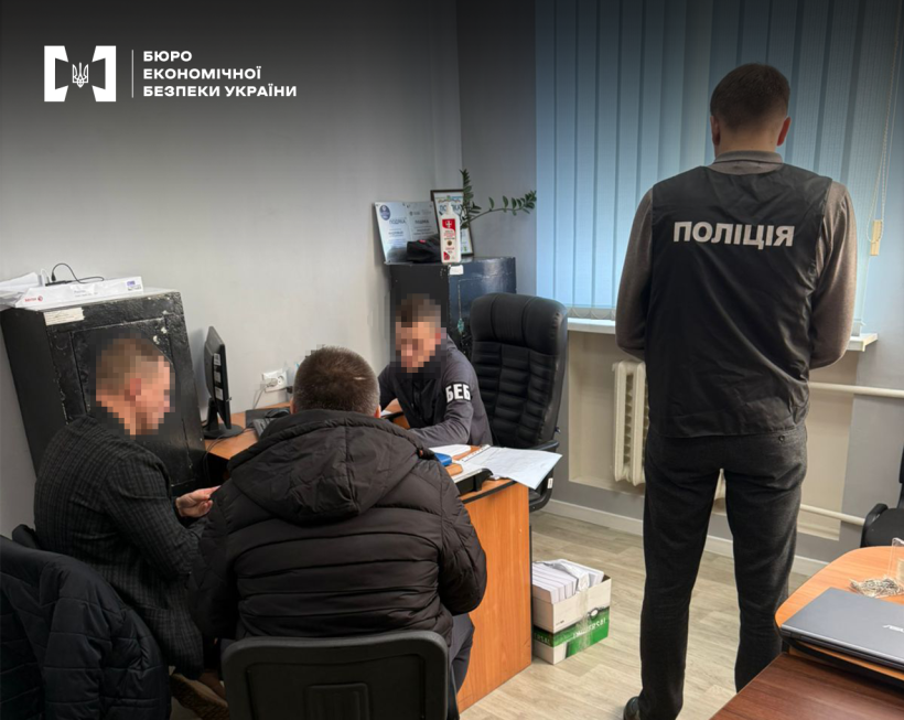 Офісне приміщення. Детектив БЕБ та працівник поліції вручають підозру двом фігурантам справи.