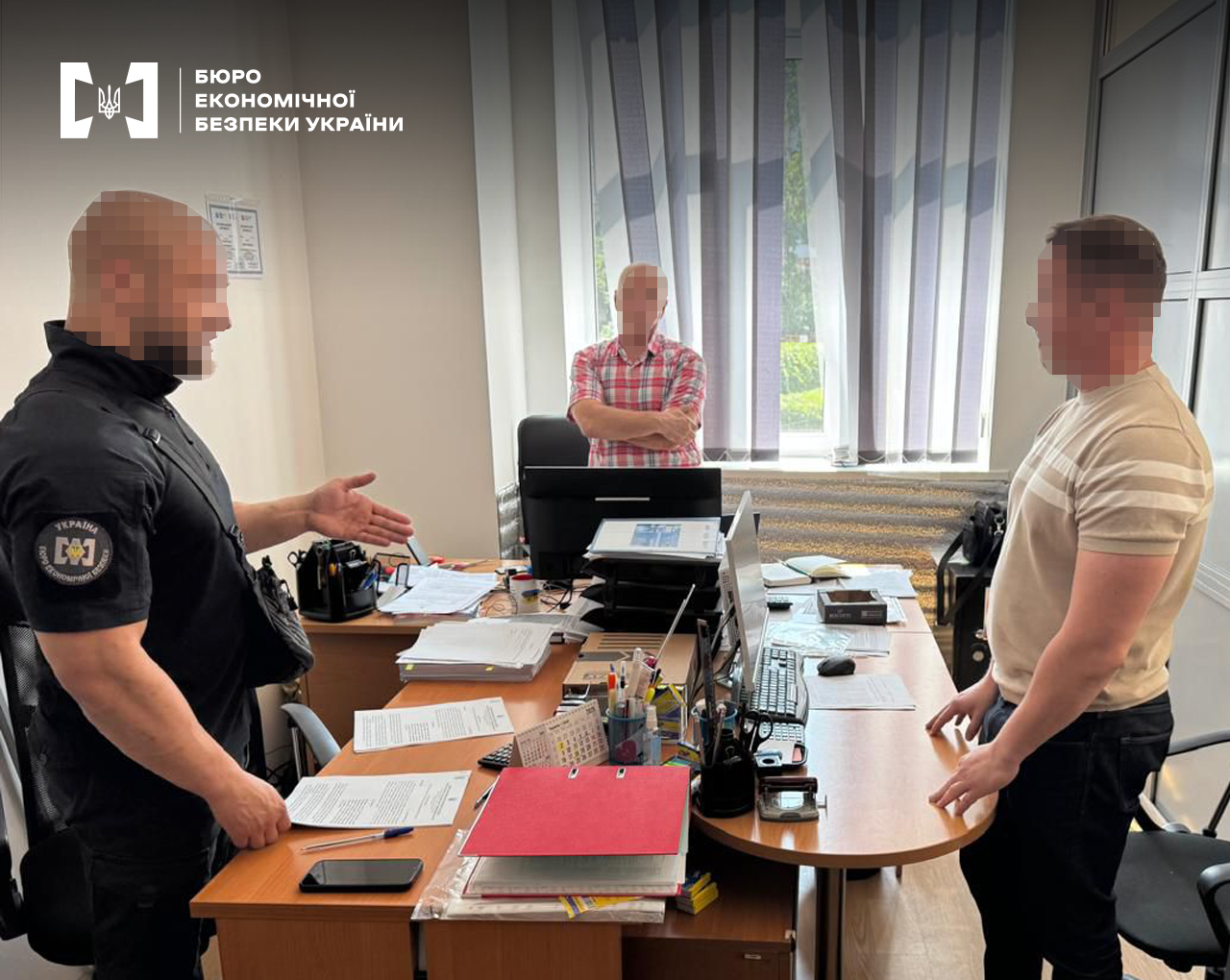 Офісне приміщення. Детектив БЕБ оголошує підозру фігурантам справи.	