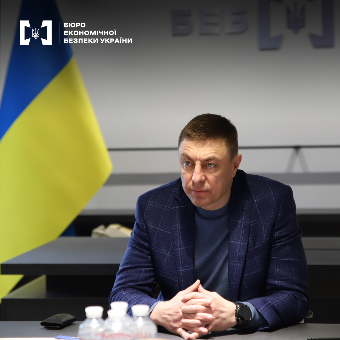 В. о. Директора БЕБ Сергій Перхун під час зустрічі у конференц-залі. Праворуч від нього прапор України. 