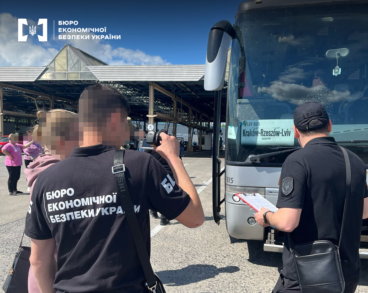 Територія пункту пропуску через державний кордон. Працівники БЕБ та Держприкордонслужби проводять огляд пасажирського автобусу «Краків–Жешув–Львів»