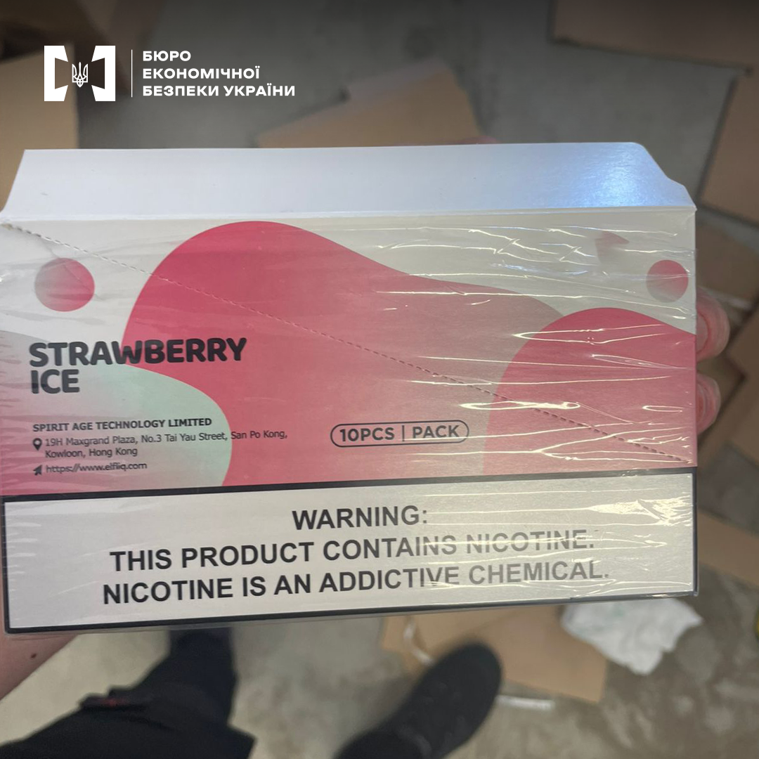 Великим планом упаковка рідин для електронних сигарет з написом «Strawberry Ice» та маркуванням про вміст нікотину