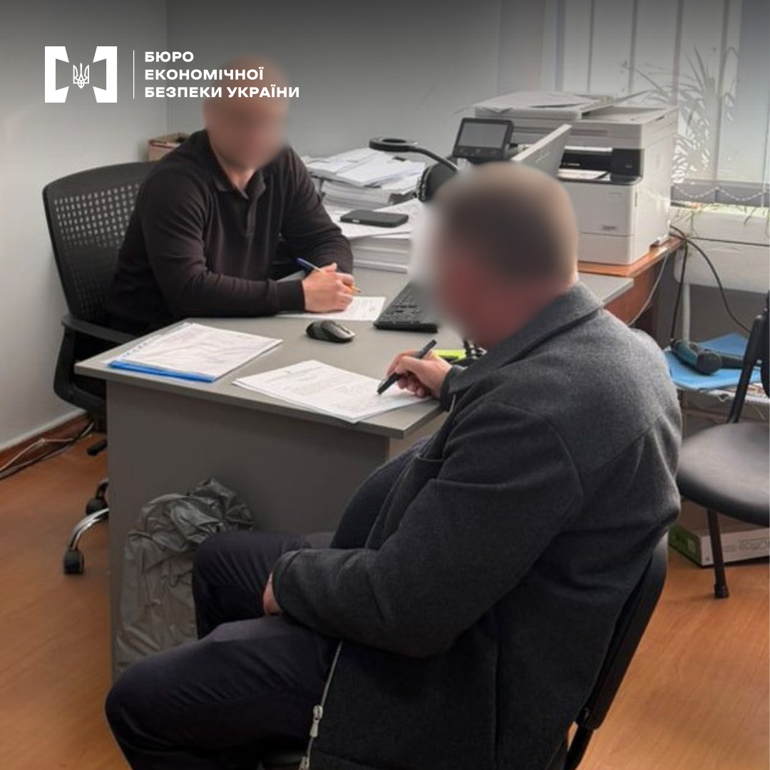 Робочий кабінет. Детектив БЕБ відбирає пояснення у чоловіка. Обидва сидять за столом.