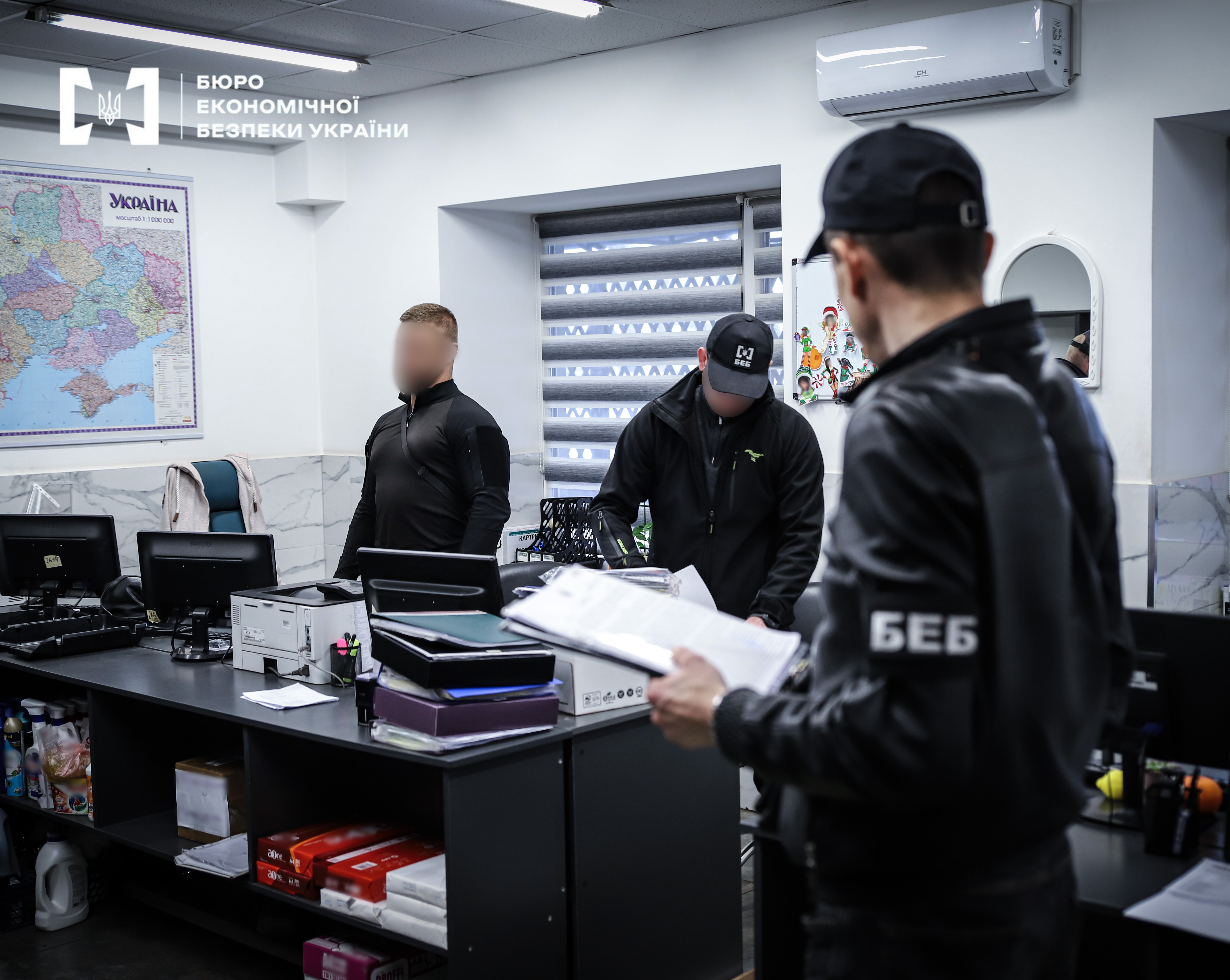 Detectives of the Economic Security Bureau of Ukraine are conducting investigative actions in an office premises